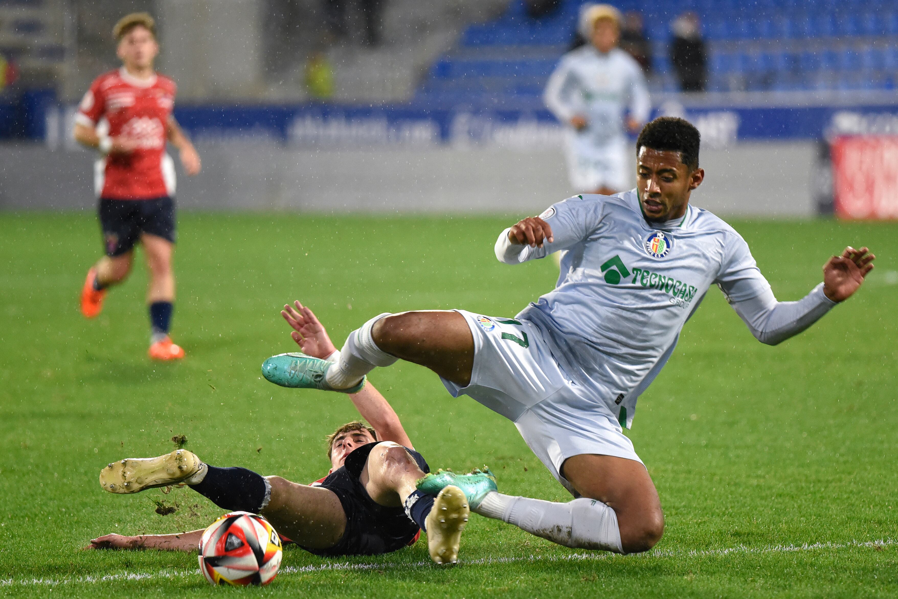 HUESCA, 01/11/2023.- El delantero hondureño del Getafe Choco Lozano (d) pelea una posesión con el centrocampista español del CF Tardienta Carlos Río (i) durante un encuentro correspondiente a la Copa del Rey entre el CF Tardienta y el Getafe en el campo de fútbol de El Alcoraz de Huesca, este miércoles. EFE/ Javier Blasco