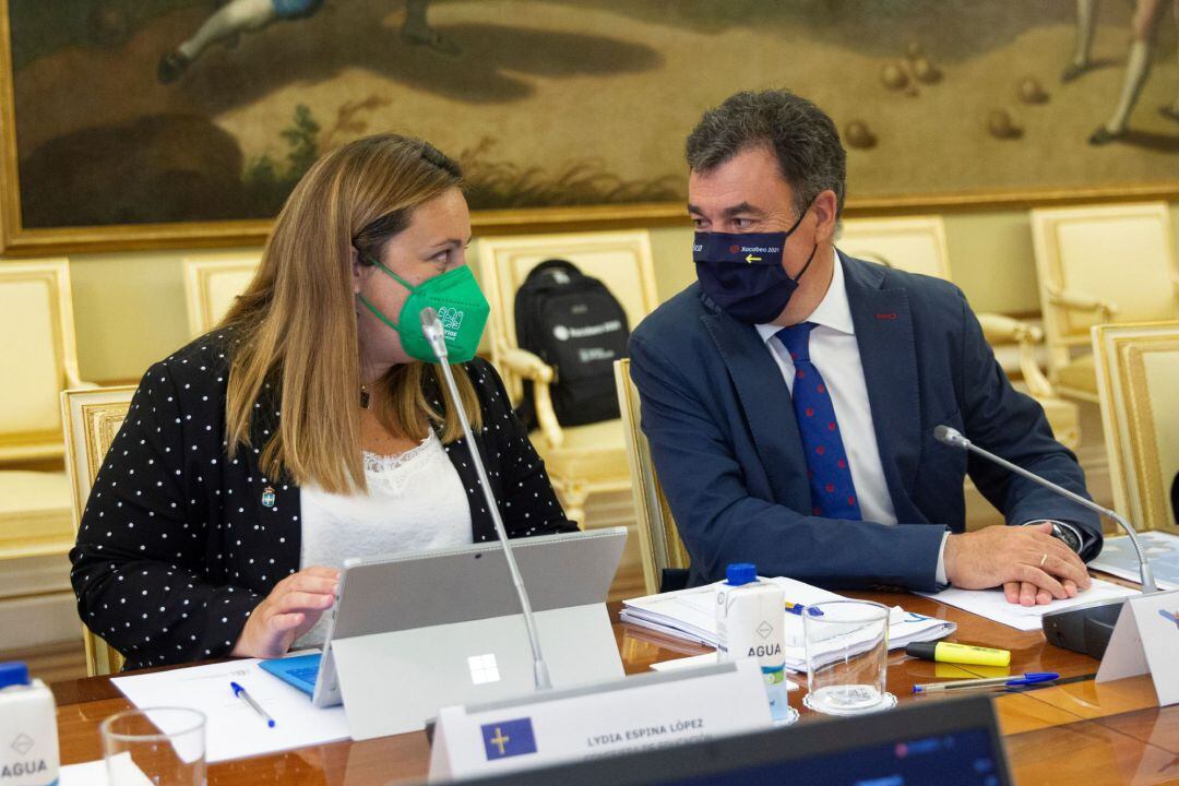 El conselleiro de Cultura, Educación e Universidade de Galicia, Ramón Rodríguez, junto a la consejera consejera de Educación de Asturias, Lydia Espina.