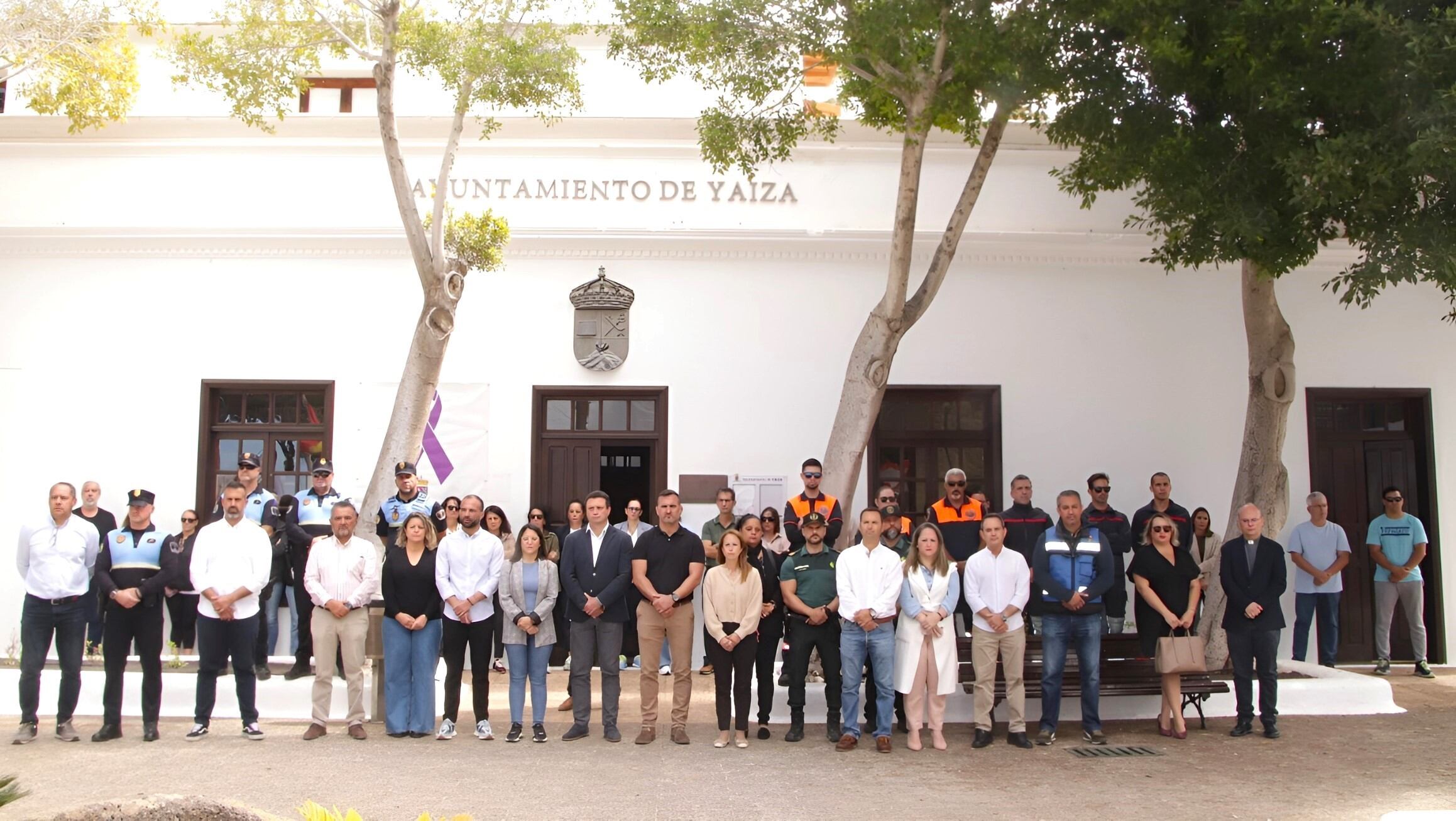 Minuto de silencio en la puerta del Ayuntamiento de Yaiza, Lanzarote.