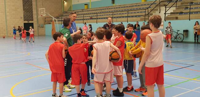 Chopo (i. y de azul) charla con algunos de los miembros del club.