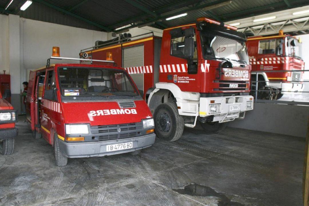 Imagen de archivo de varios vehículos de los bomberos en el Parque Insular