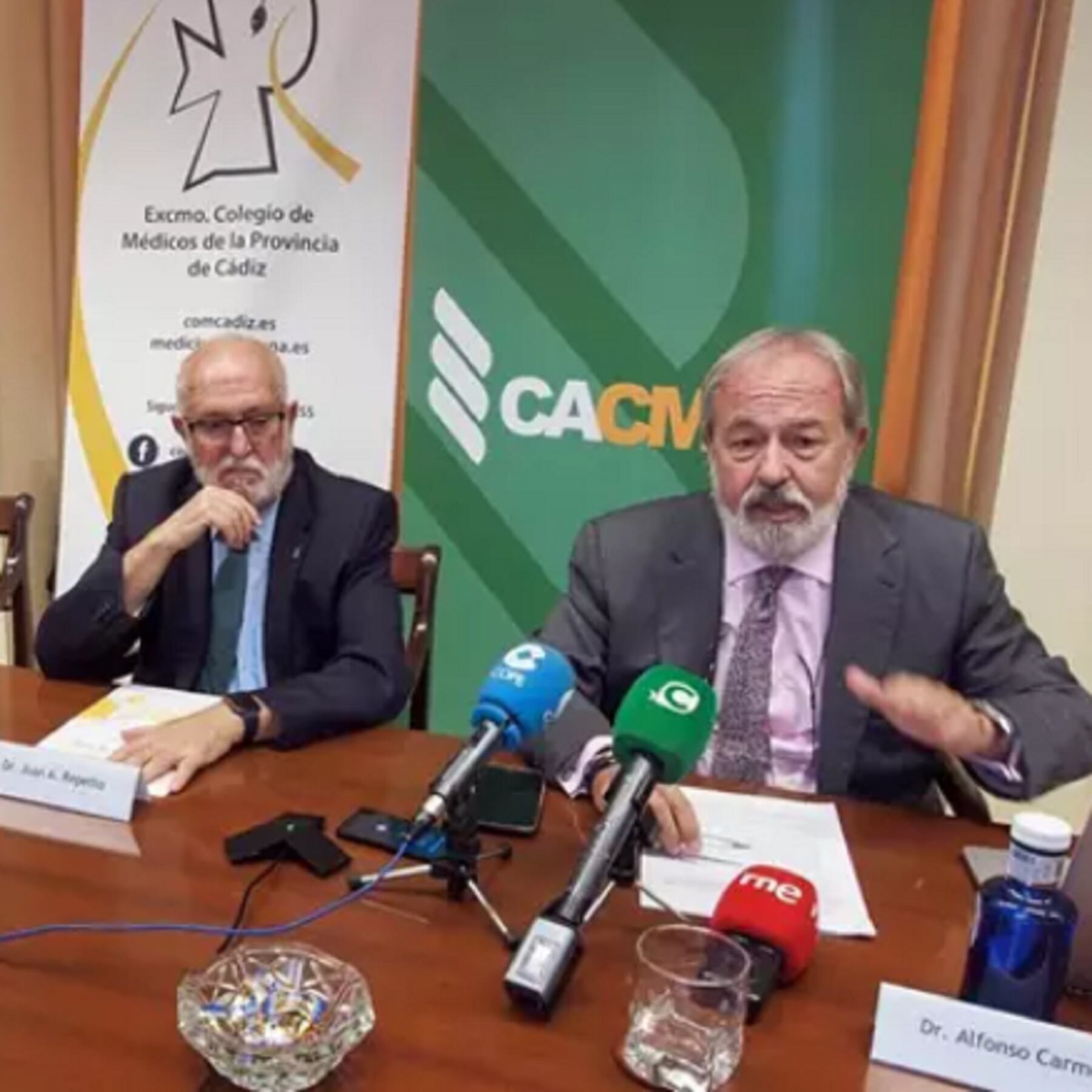 El presidente del consejo andaluz de médicos, Antonio Aguado, junto al presidente del colegio de médicos de Sevilla, Alfonso Carmona /Agencias