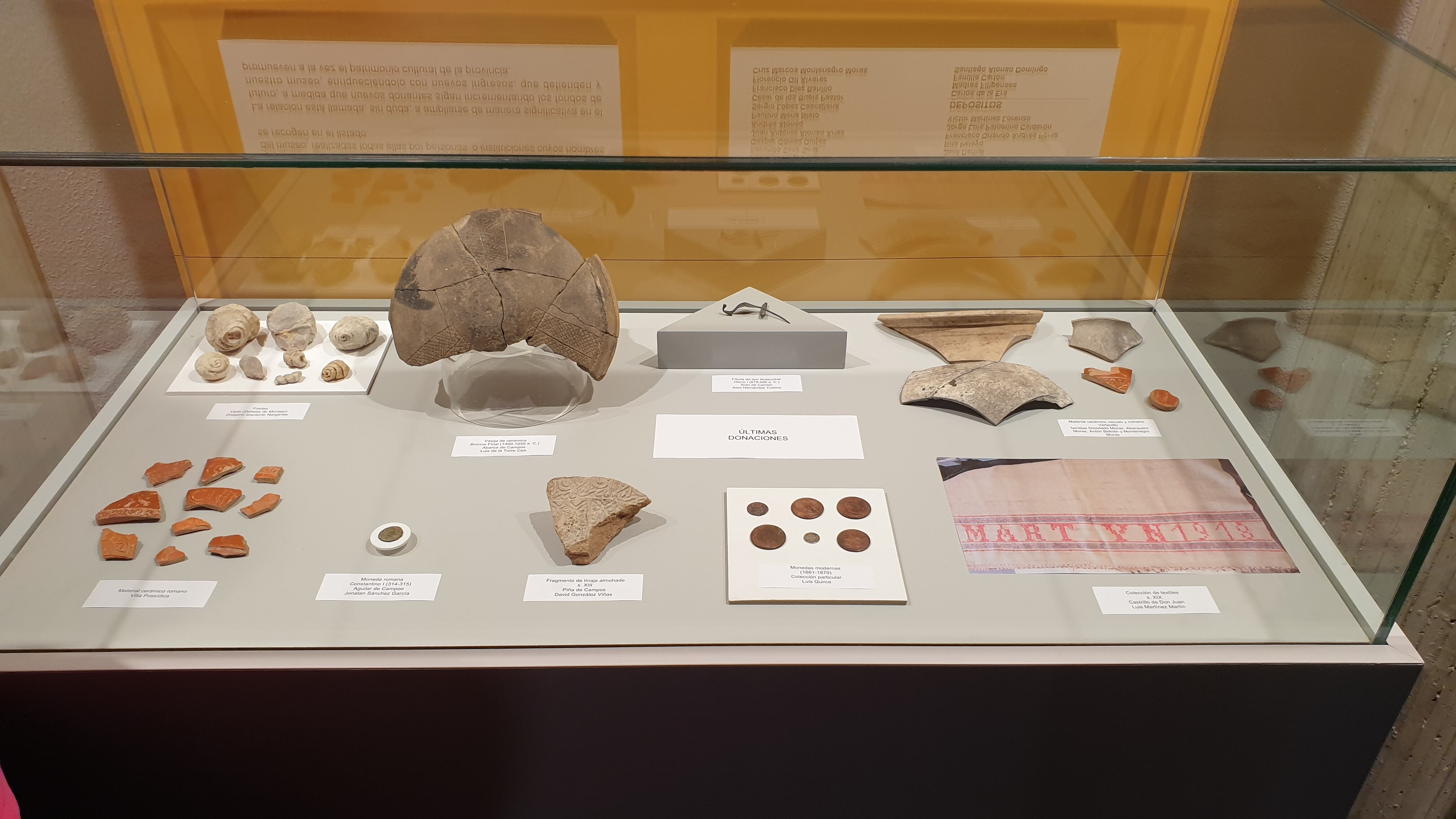 La nueva vitrina del Museo de Palencia muestra las piezas donadas de forma altruista por particulares e instituciones