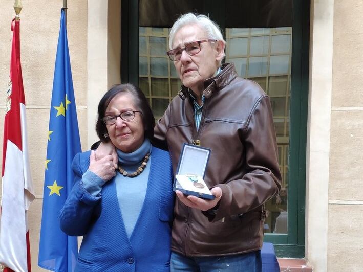 Antonio Mateo Remacha junto a Carmen Gruber tras recoger la medalla de Bronce de la ciudad de Segovia concedida a la Sociedad Filarmónica
