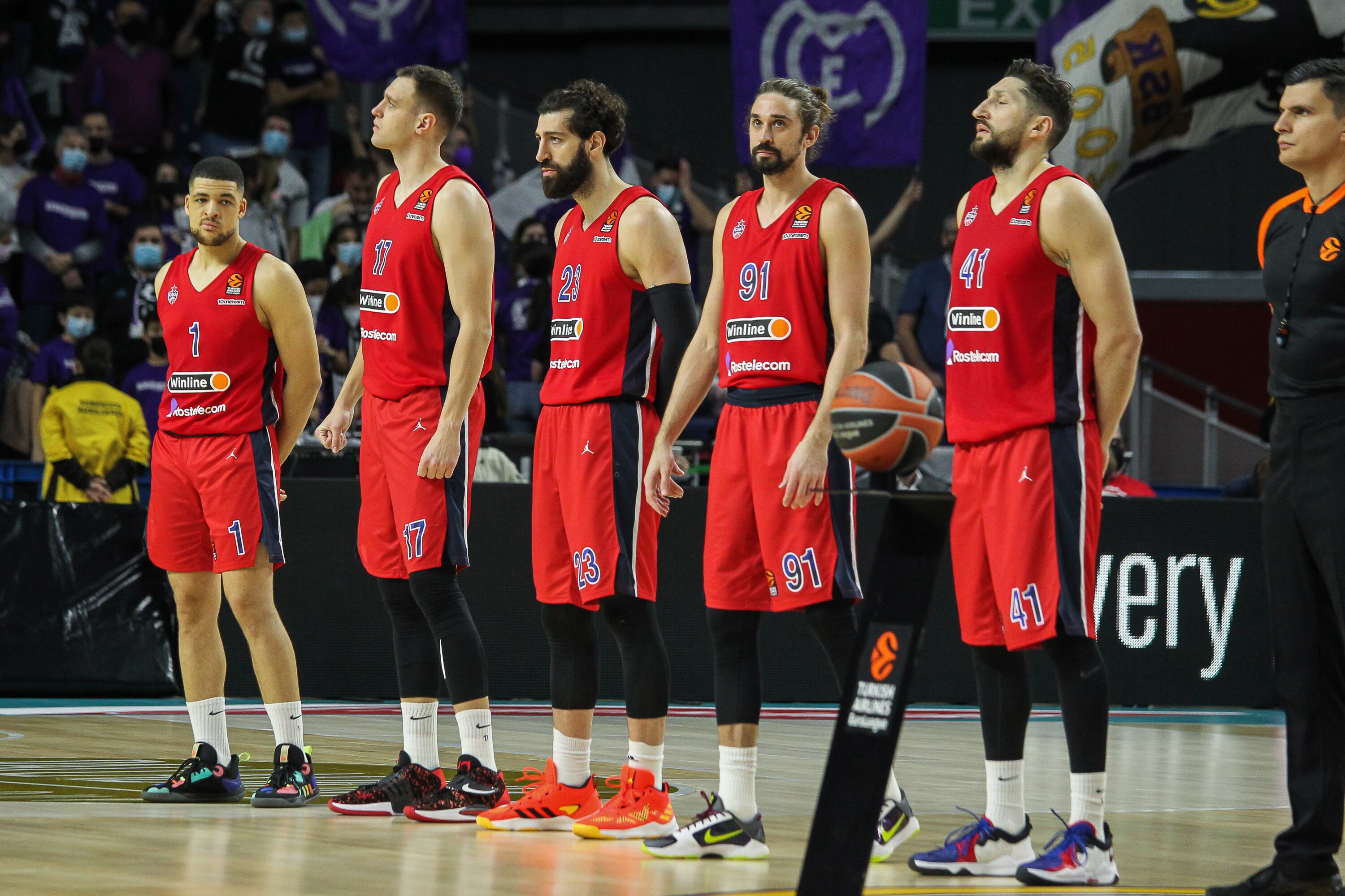 Gabriel Iffe Lundberg, Johannes Voigtmann, Tornike Shengelia, Aleksey Shved y Nikita Kurbanov, durante un partido con el CSKA