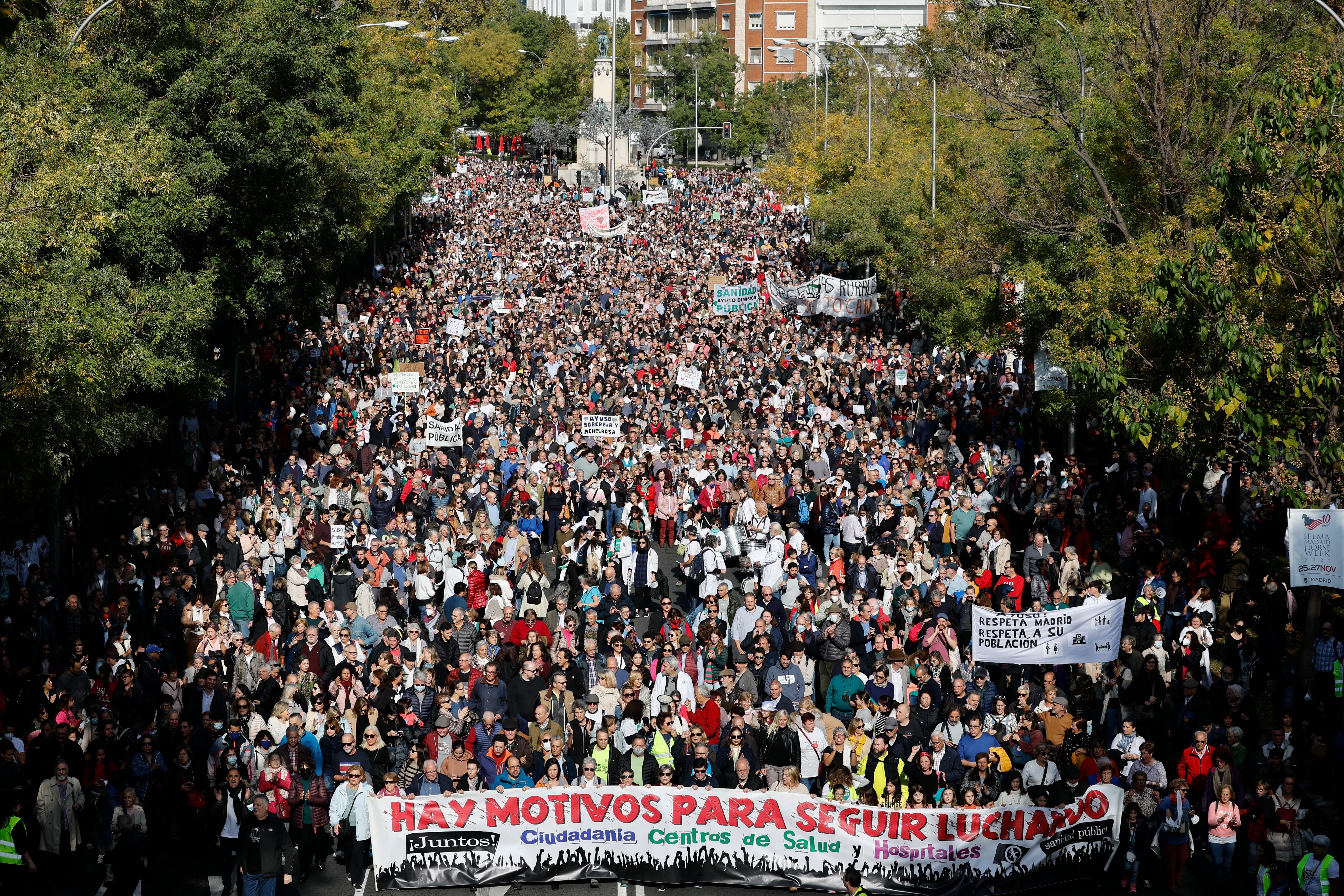 MADRID, 13/11/2022.- Manifestación ciudadana que recorre este domingo el centro de Madrid bajo el lema &quot;Madrid se levanta por la sanidad pública&quot;, convocada por asociaciones vecinales y municipios, a la que están llamados los profesionales de las urgencias de Atención Primaria, también convocados a una nueva jornada de huelga. EFE/ Sergio Pérez
