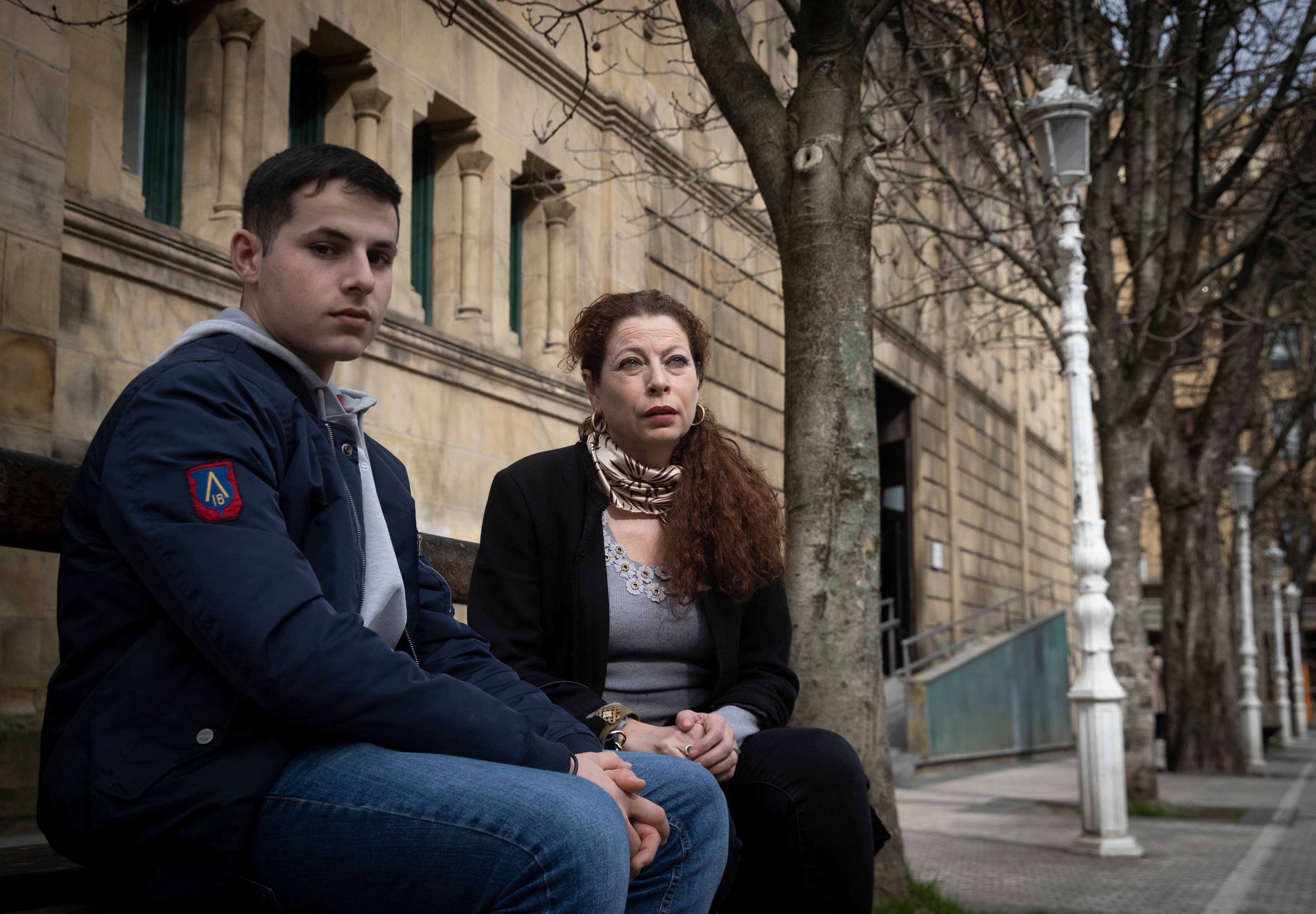 SAN SEBASTIÁN, 21/02/2023.- Fátima Hacine-Bacha, madre de Santiago Coca, el menor de 17 años que falleció tras recibir una paliza en el exterior de una discoteca ,posa este martes frente al Palacio de Justicia de San Sebastián durante una entrevista concedida a EFE junto a su hijo mayor, Iker Coca, tras conocerse el pasado viernes que uno de los seis procesados en este caso permanece huido desde el pasado mes de octubre, cuando cumplió una de las comparecencias en sede judicial a las que estaba obligado para mantener su libertad provisional. EFE/ Javier Etxezarreta
