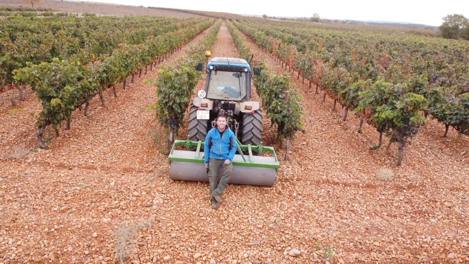 Nacho Rincón posa con sus viñedos