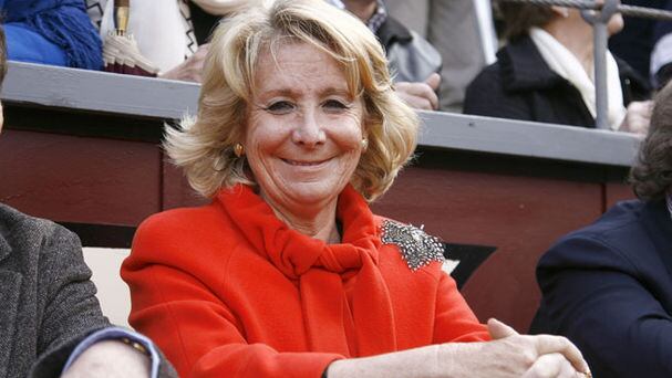 Esperanza Aguirre, gran aficionada a los toros, en un burladero del callejón de Las Ventas.