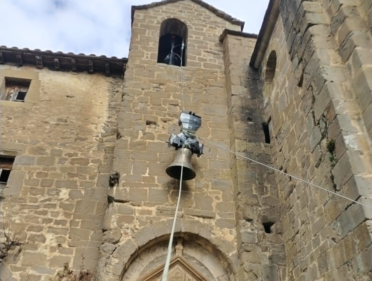 Colocación de la campana en la ermita de San Úrbez
