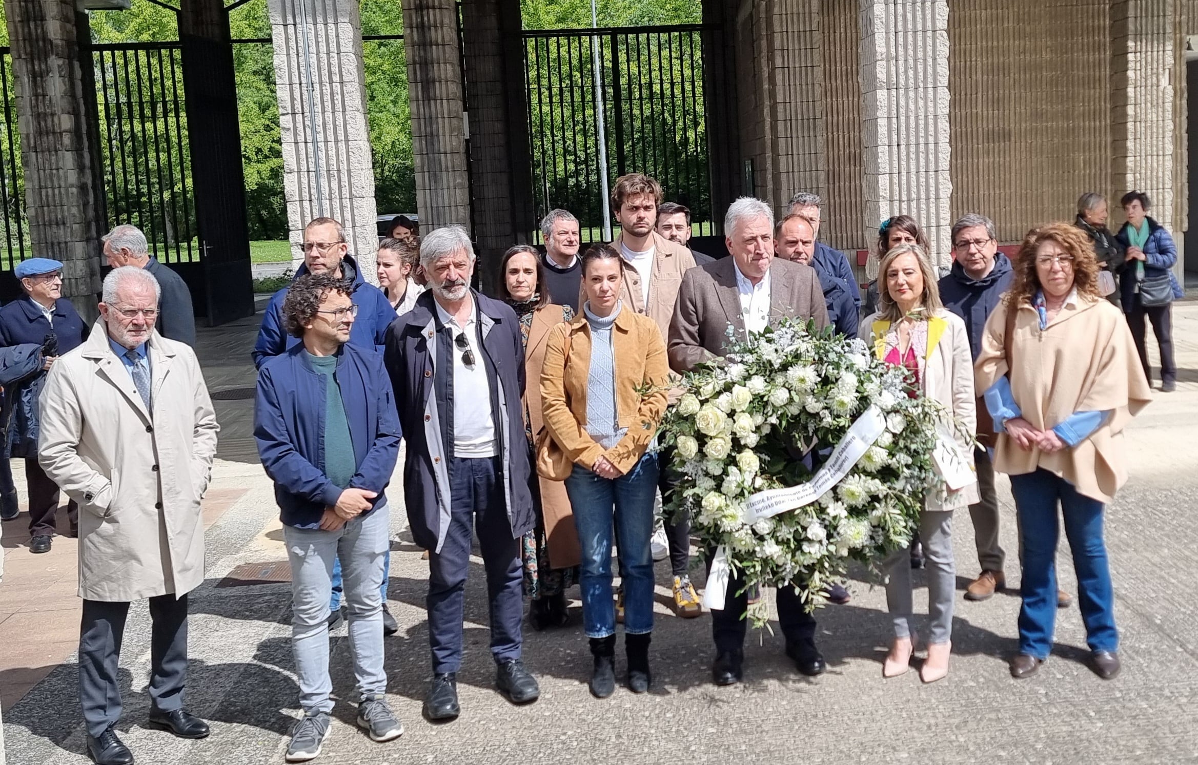 Representantes políticos con la corona de flores en honor a Tomás Caballero