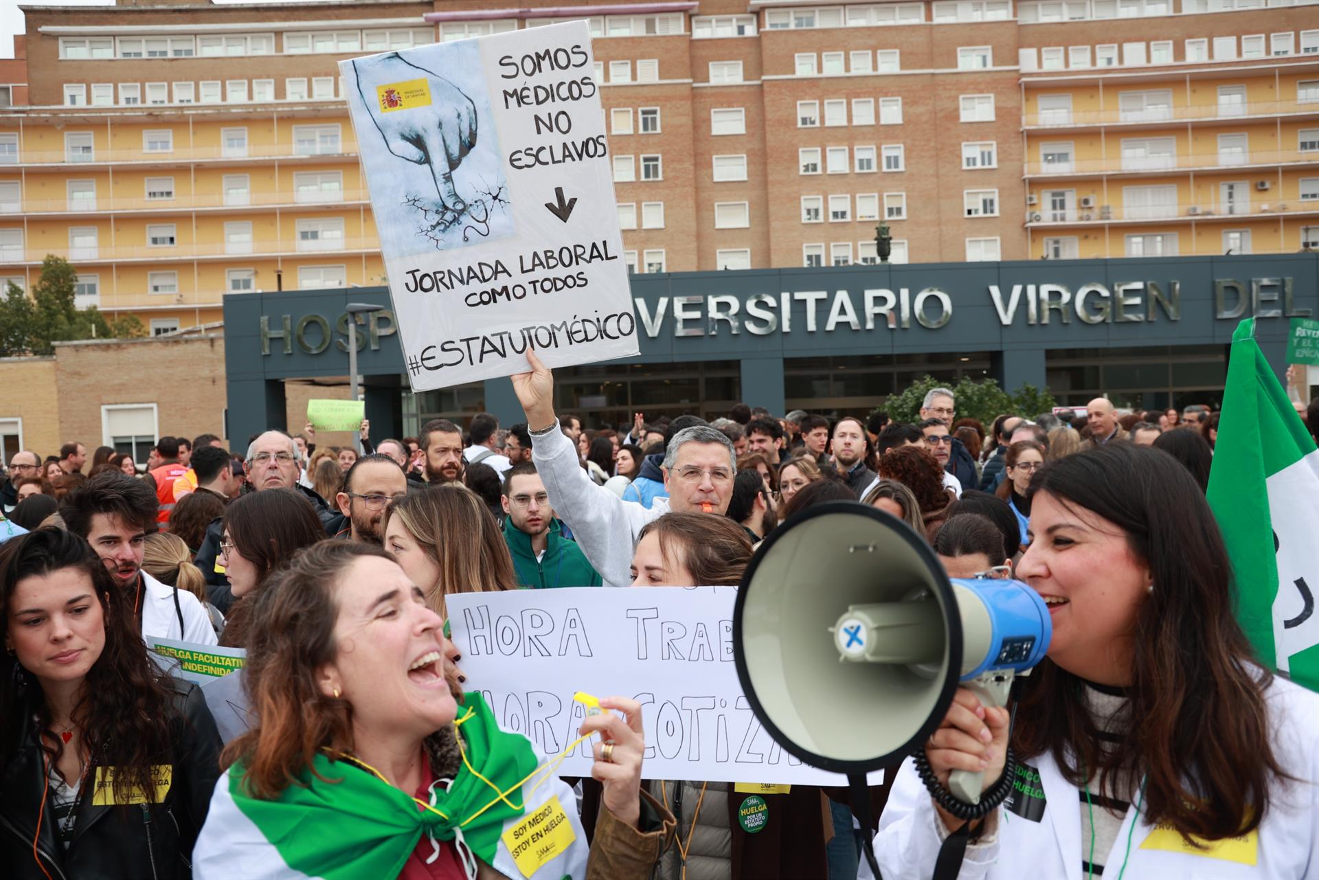 Médicos en la concentración en el Virgen del Rocío de Sevilla para reclamar un Estatuto Marco propio/ROCIO RUZ / EUROPA PRESS
