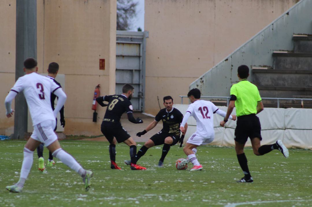 Partido con nieve en la Ciudad Deportiva Andrés Iniesta