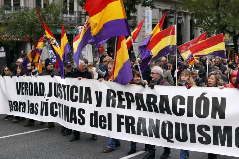 Pancarta de la Federación Estatal de Foros por la Memoria durante la manifestación estatal por la Memoria Histórica con el lema &quot;Basta de impunidad franquista. Por un compromiso político y electoral con las víctimas del franquismo&quot;