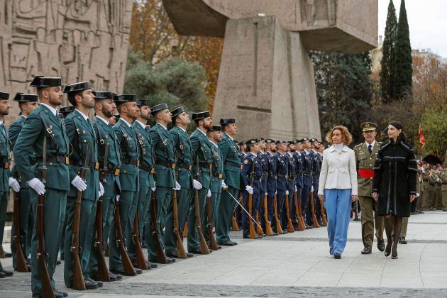 Las presidentas del Congreso y del Senado, Meritxell Batet y Pilar Llop han presidido este viernes el acto solemne de izado de la bandera nacional en los Jardines del Descubrimiento de la Plaza de Colón de Madrid, con motivo de la celebración del 41 aniversario de la Constitución.