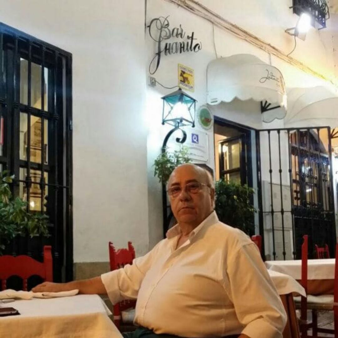 Faustino Rodríguez, frente al Bar Juanito