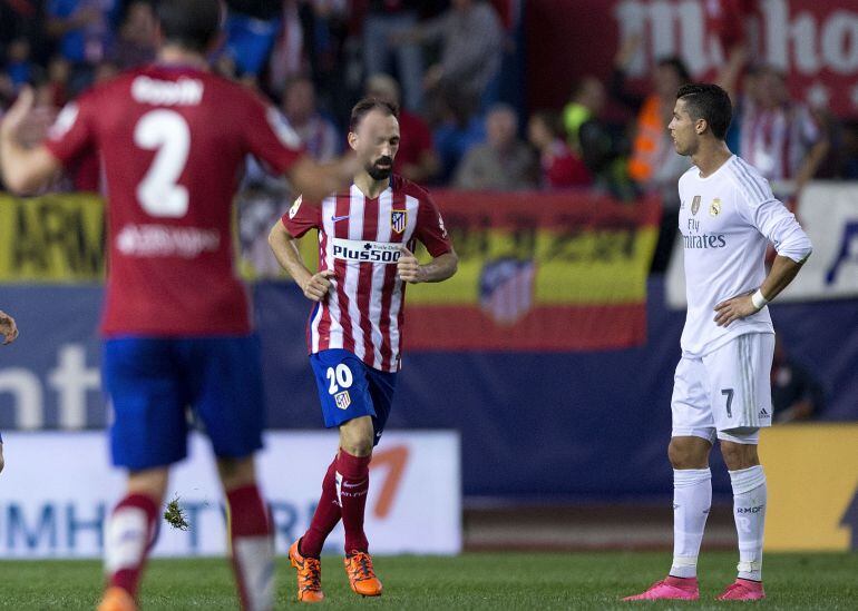 Cristiano, Juanfran y Godín, durante un partido en el Calderón