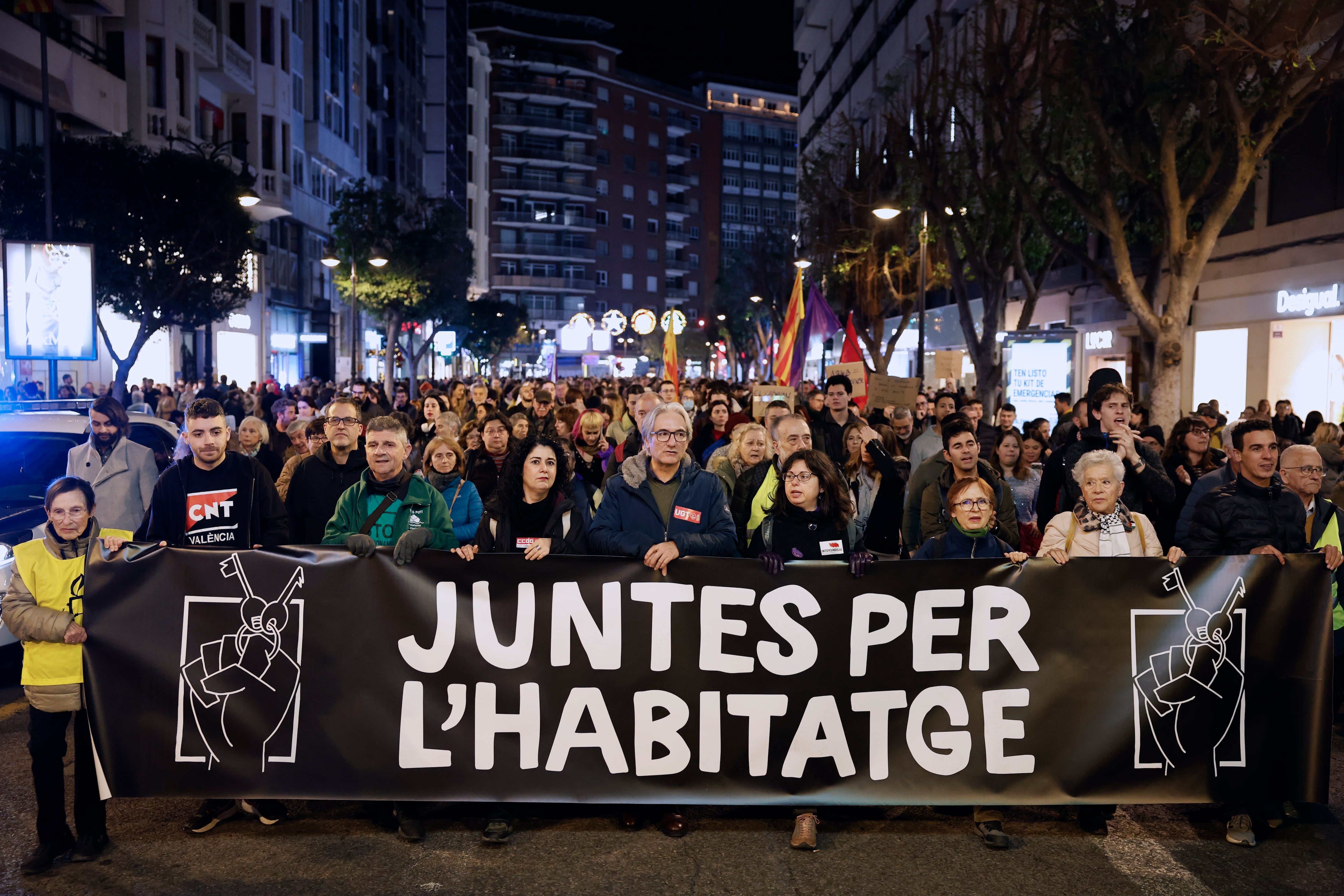Un momento de la manifestación convocada por la plataforma ´Juntes per L'Habitatge´ que ha recorrido hoy sábado el centro de València para reclamar el derecho a una vivienda digna.
