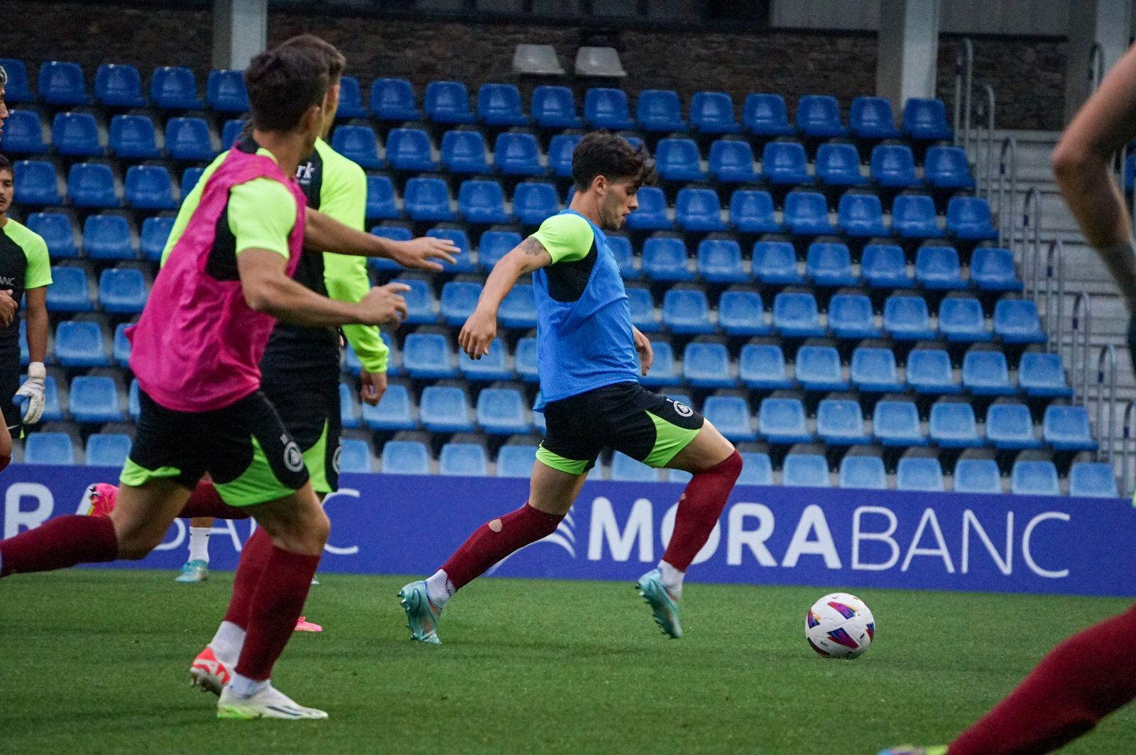 Entrenament de l'FC Andorra anit al Nacional abans del partit contra l'Oviedo.