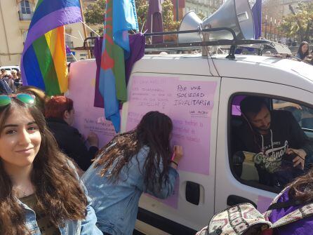 Jóvenes estudiantes firman lemas sobre la igualdad en este 8 de marzo