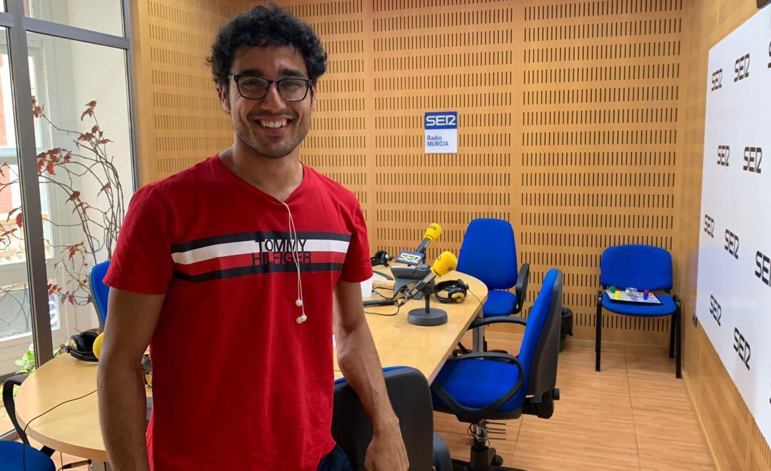 Juan Poveda, responsable junto a su hermano Pedro, de la productora Twin Freaks, en los estudios de Radio Murcia tras participar en el programa Hoy por hoy