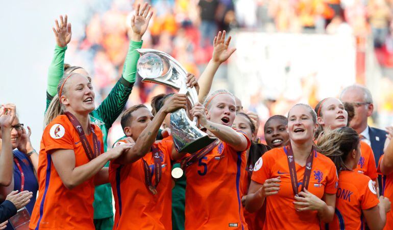 Las jugadoras holandesas celebran el título cosechado ante Dinamarca