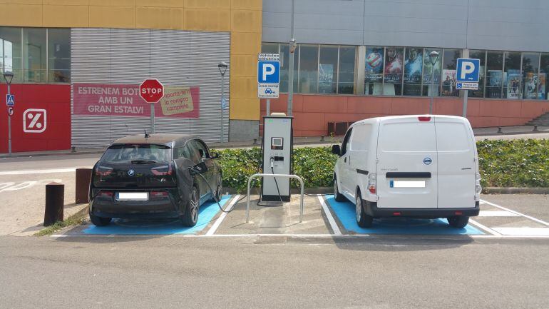 Un dels punts de càrrega ràpida, situat al davant dels cinemes Oscar.