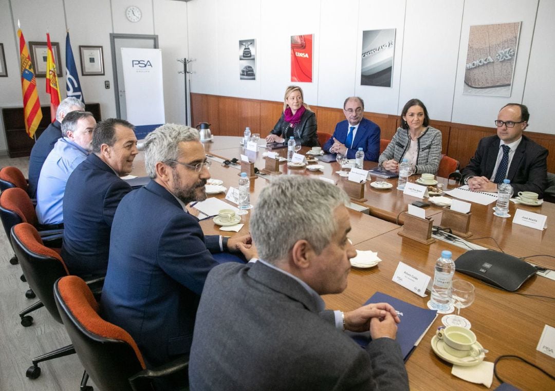 La ministra de Industria, Comercio y Turismo, Reyes Maroto (2d), el presidente de Aragón, Javier Lambán (3d) y y la consejera de Economía del Gobierno de Aragón, Marta Gastón (4d) al inicio de la reunión que han mantenido con directivos del Grupo PSA en la planta de Opel en Figueruelas (Zaragoza) 