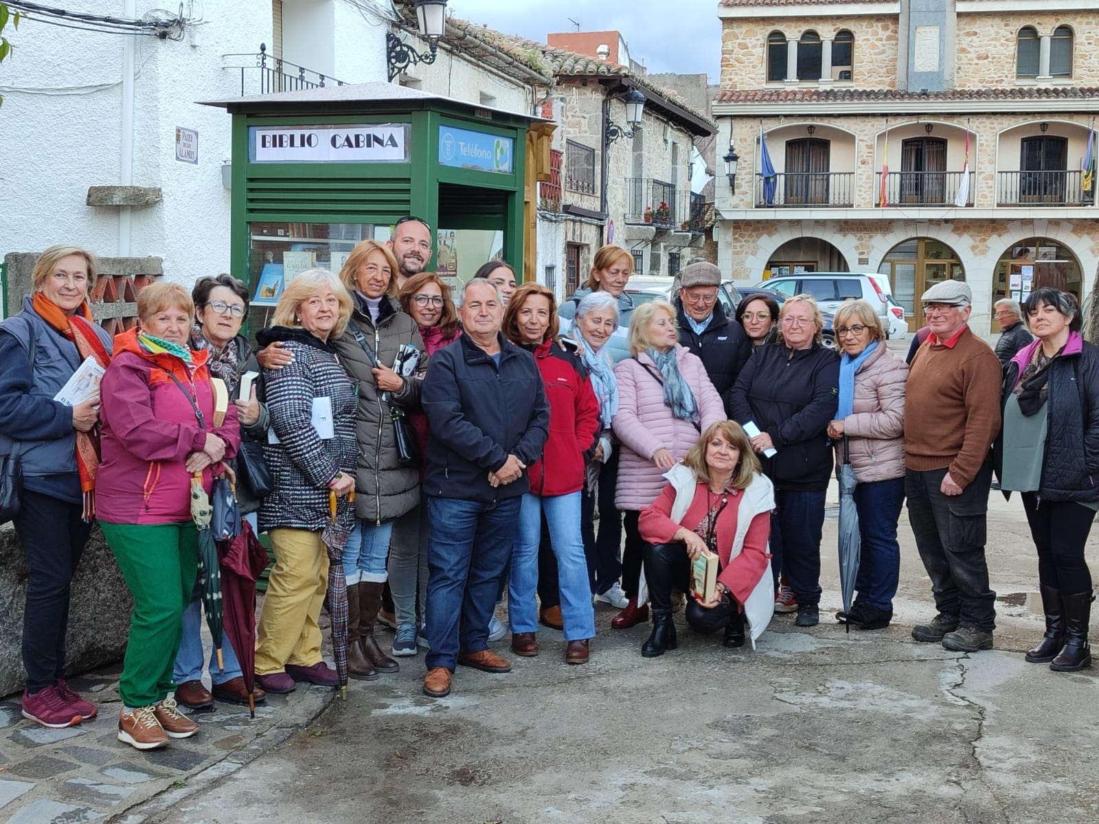 Vecinas de Almendral de la Cañada que se han encargado de dar una segunda vida a una antigua cabina telefónica. Ahora tienen presente esta cabina convertida en una biblioteca. La han denominado bibliocabina.