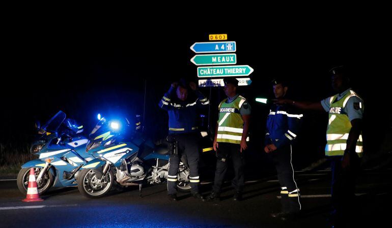 Gendarmes franceses en los alrededores de la pizzería desviando el tráfico.