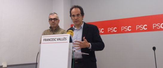 Francesc Vallès, en primer pla, acompanyat d'Andreu Martin, el portaveu del PSC a l'Ajuntament.