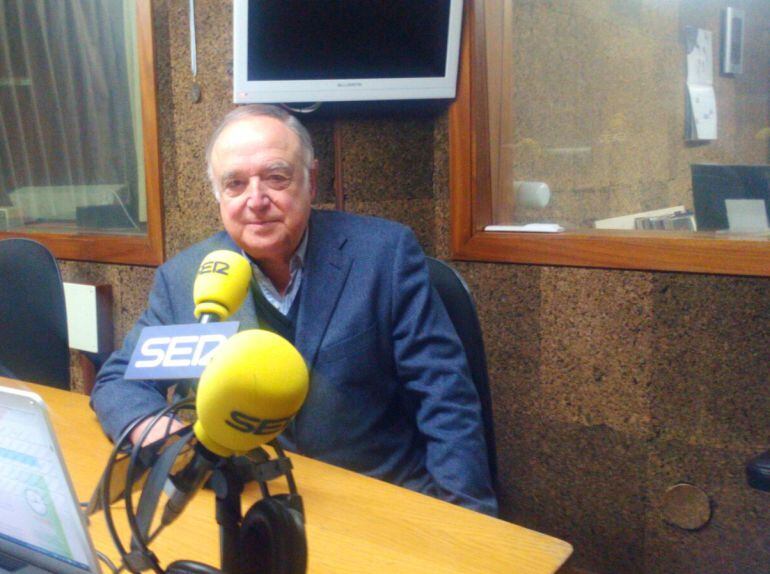 El doctor Federico Martinón en los estudios de Radio Ourense