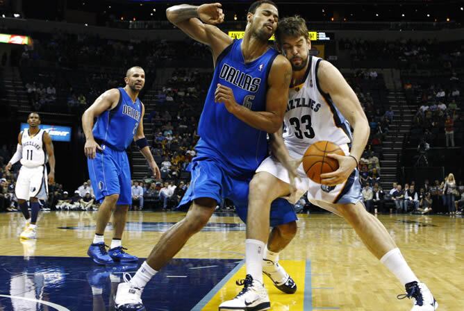 El jugador de los Grizzlies de Memphis Marc Gasol disputa el balón con Tyson Chandler, de los Mavericks