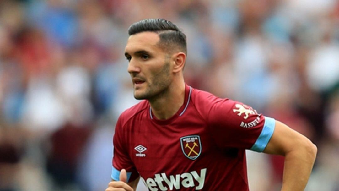 Lucas Pérez, durante un partido con el West Ham inglés.