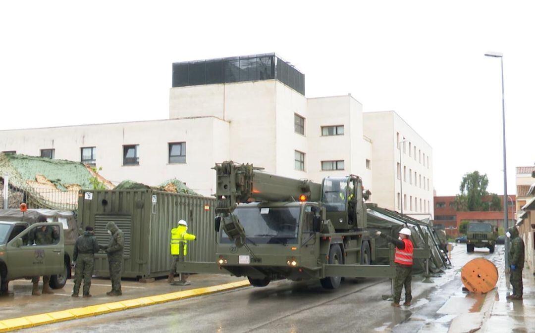 Ejército colabora en instalar espacio para traslado de contagiados de Covid-19 de residencia de mayores de Requena