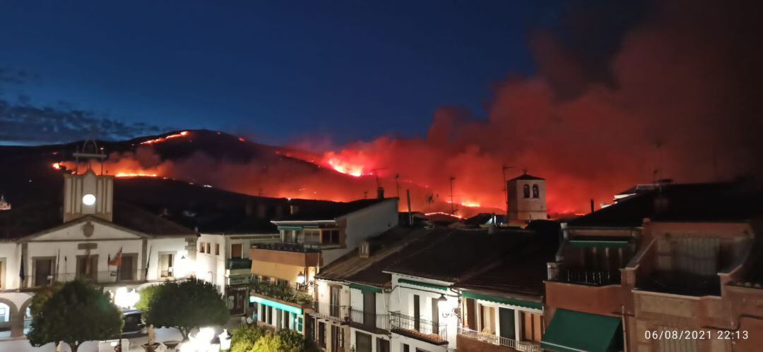 Así se veía el lincendio desde el casco urbano de El Tiemblo en la noche del viernes