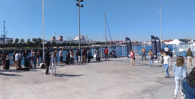 Cientos de jóvenes han hecho cola desde primera hora de la mañana en la Marina de Valencia para participar en el casting de OT