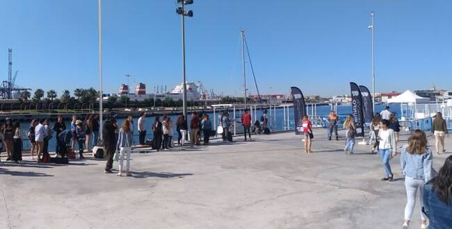 Cientos de jóvenes han hecho cola desde primera hora de la mañana en la Marina de Valencia para participar en el casting de OT