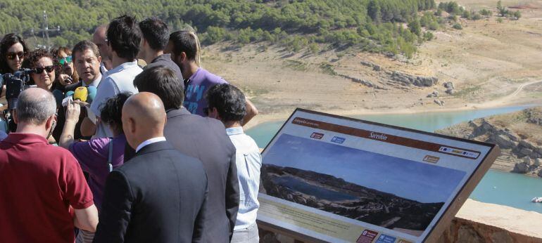 García-Page, durante una visita al embalse de Entrepeñas