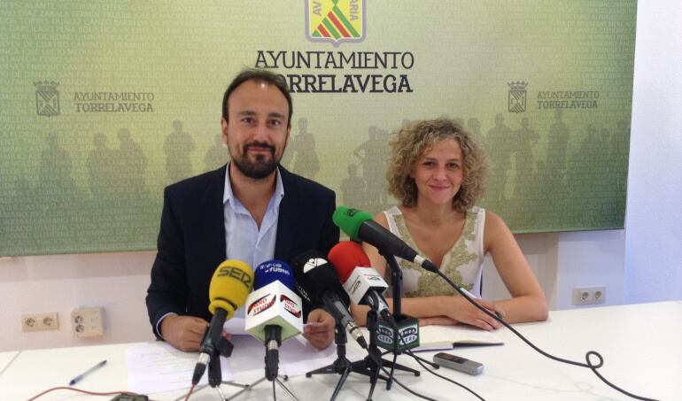 El primer teniente de alcalde, Javier Estrada, junto a la concejal de Servicios Sociales, Patricia Portilla, en la valoración del pleno