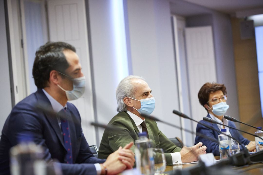 El vicepresidente, Ignacio Aguado; el consejero de Sanidad de la Comunidad de Madrid, Enrique Ruiz Escudero; y la directora general de Salud Pública, Elena Andradas.