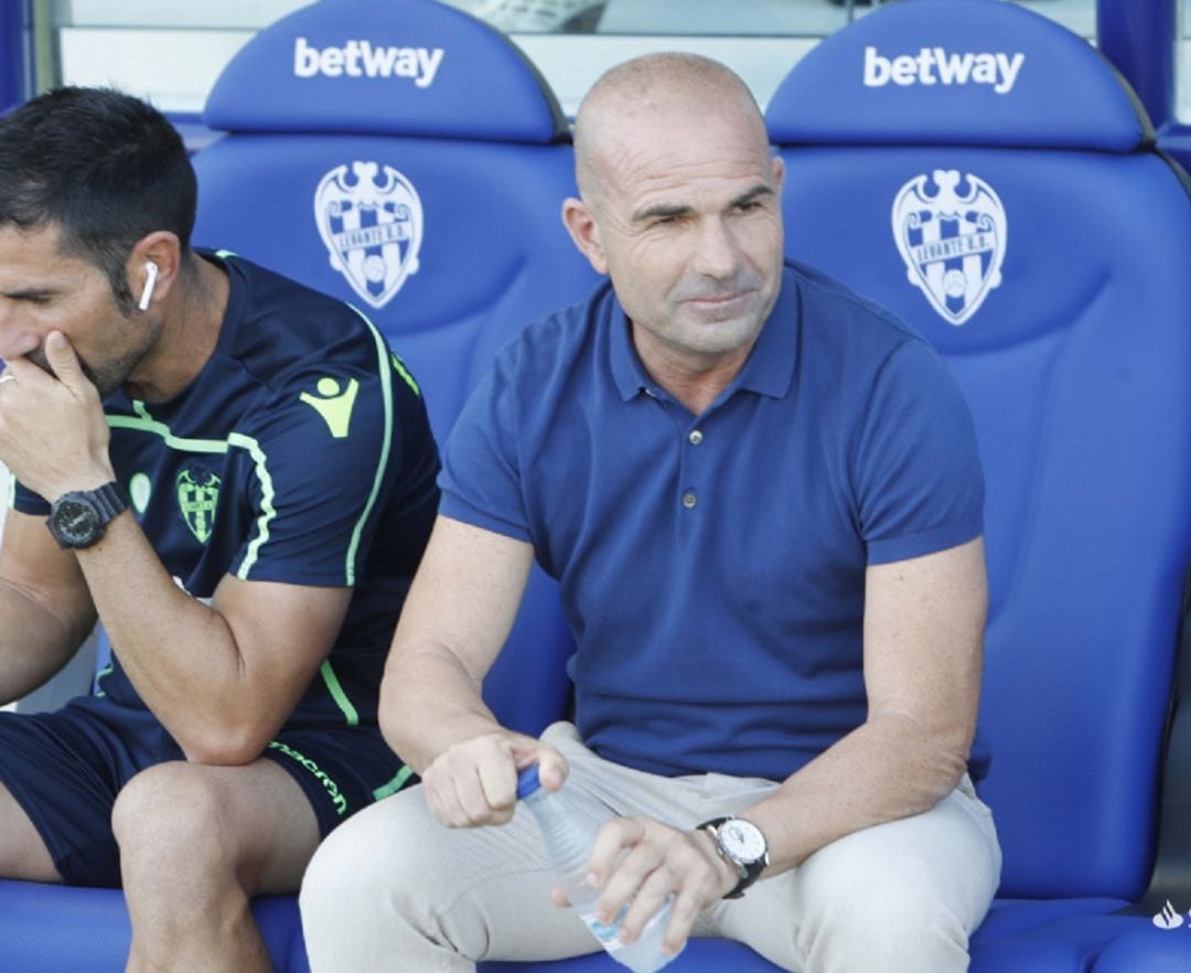 Paco López en el banquillo de Orriols