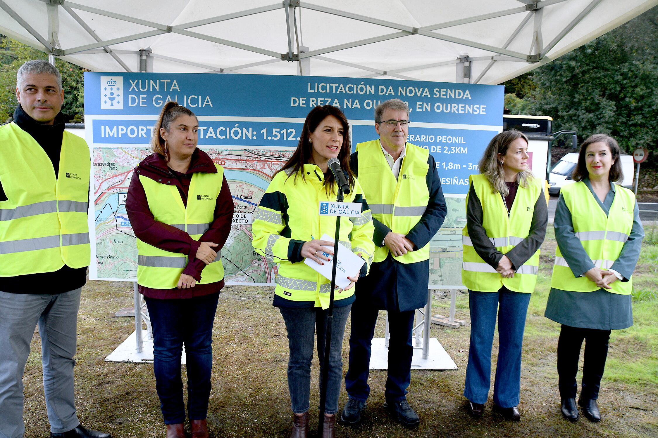 Visita de la conselleira, Allegue, para anunciar la licitación  de las obras de la senda a lo largo de la carretera OU-402.