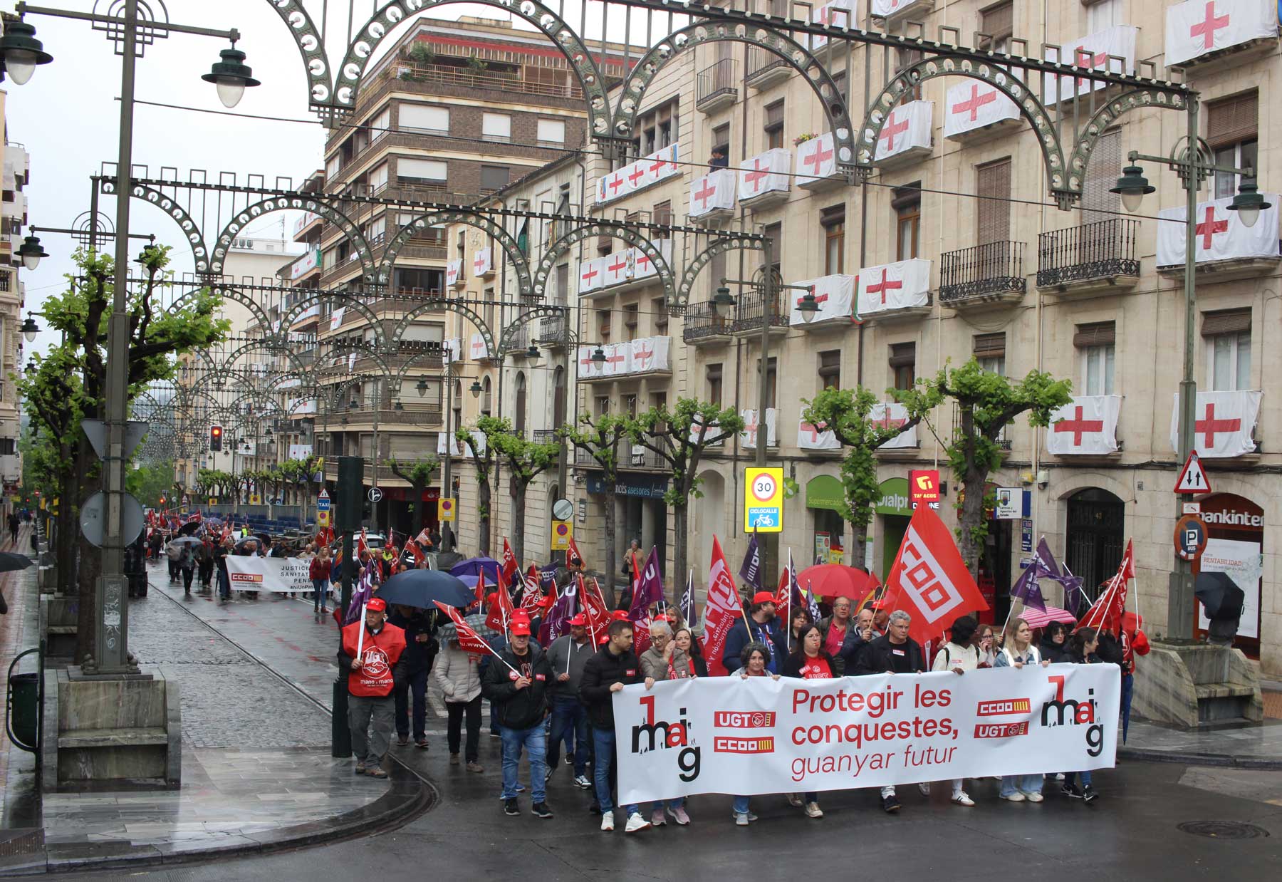 La manifestación a su paso por la Avinguda del País Valencià