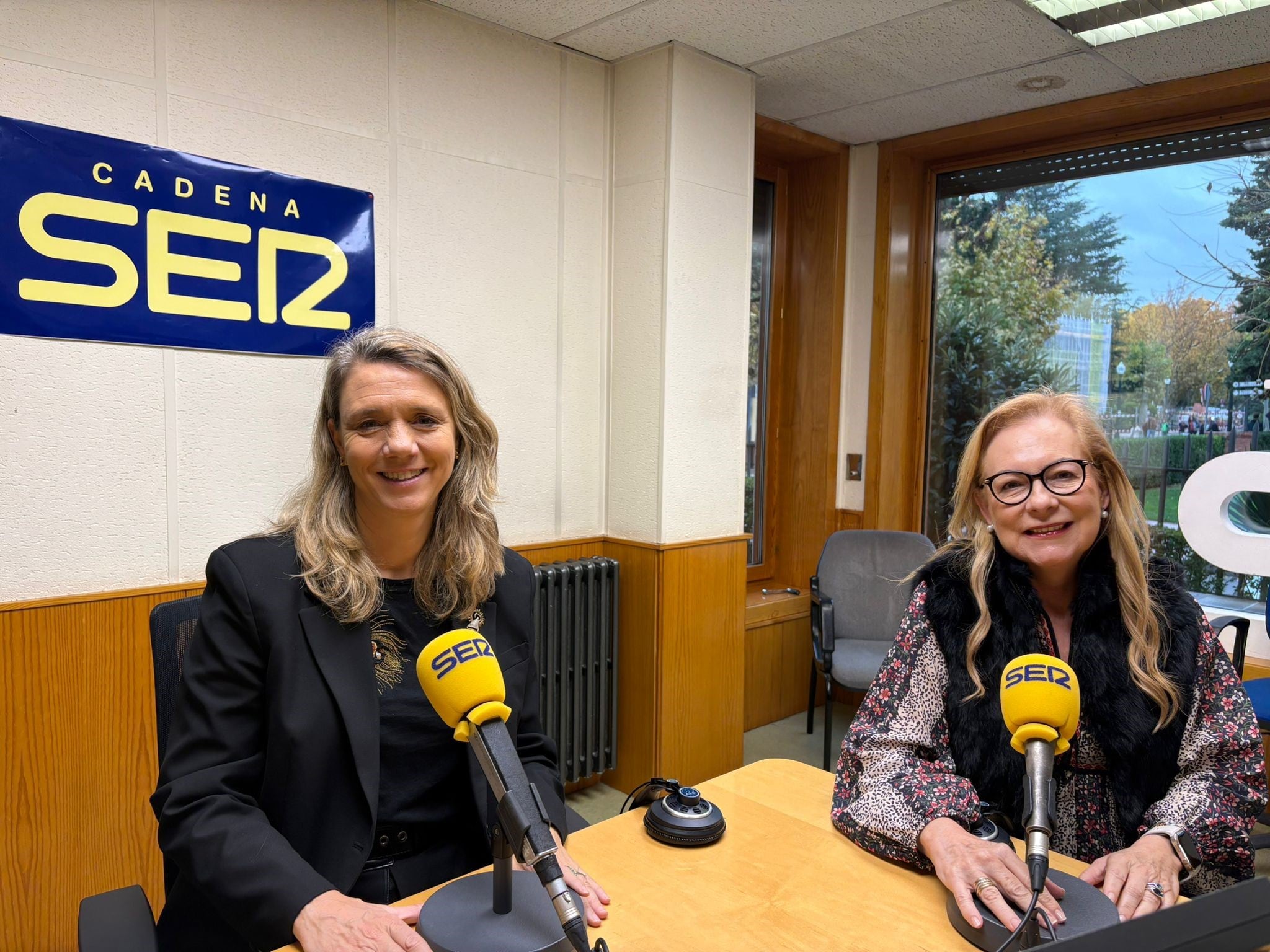 Angela De Miguel y Maria Jesús Lorente, en los estudios de SER Teruel