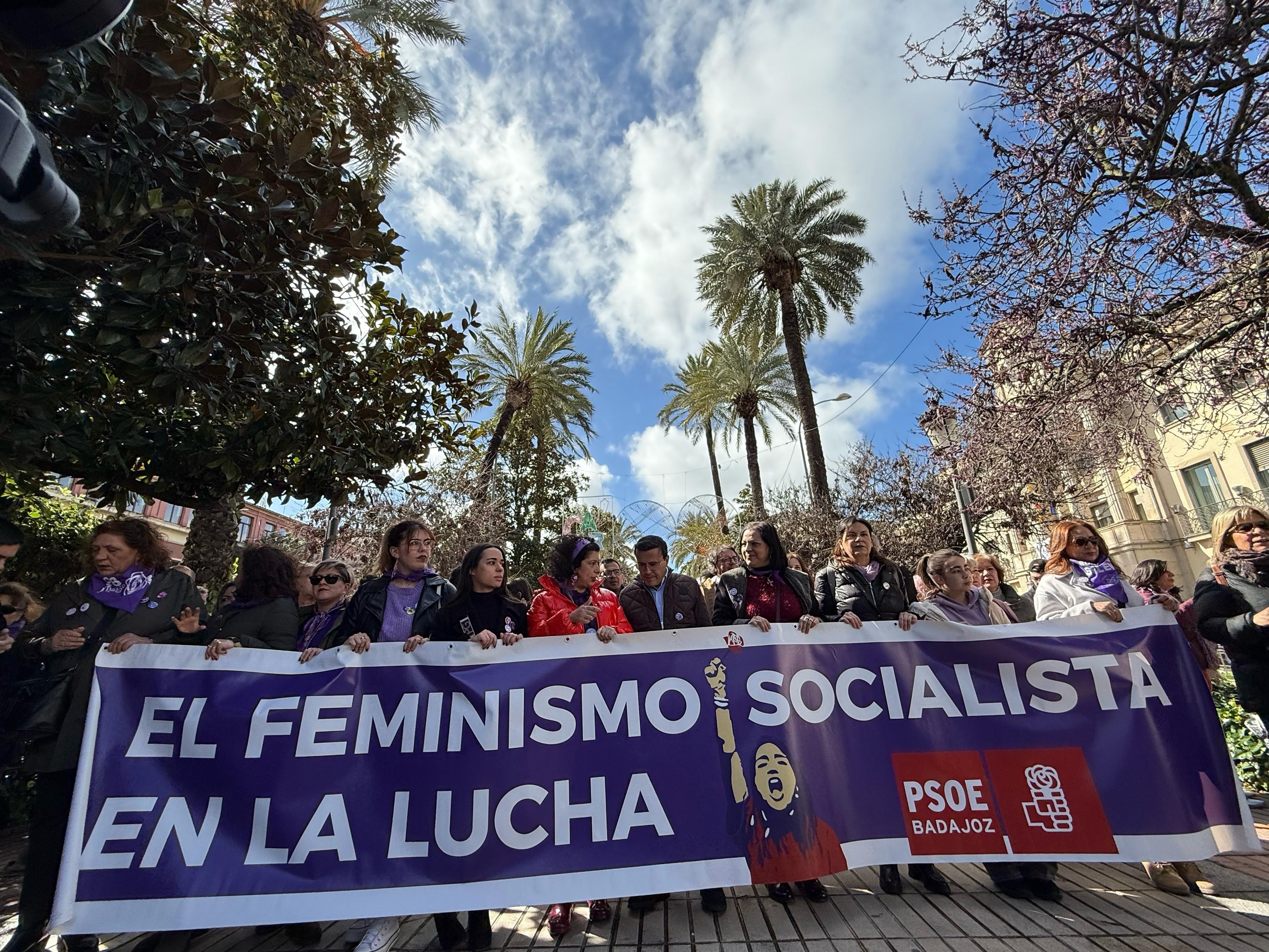 El secretario general de los socialistas extremeños ha encabezado una de las pancartas en Badajoz