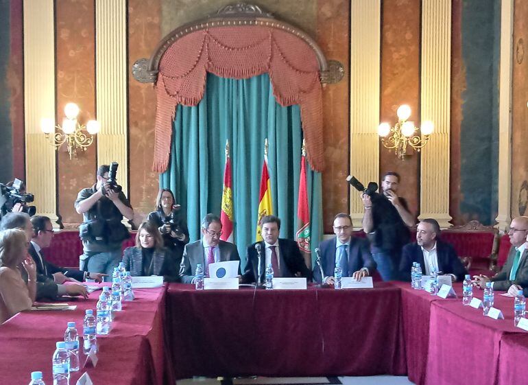 El Consejero de Empleo, Carlos Fernández Carriedo, preside el Consejo de Dirección Abierto en el Salón Rojo del Teatro Principal de Burgos