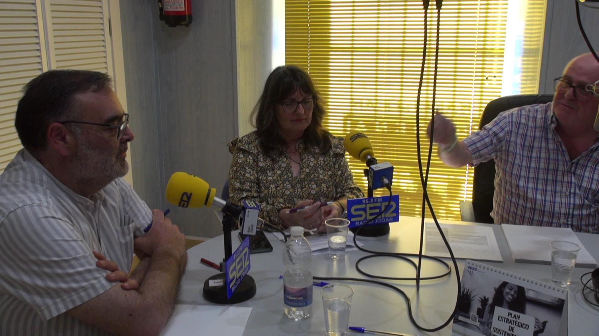 Momento del primer debate en Radio Jódar SER, con candidato del PSOE, Enrique Yerves (izquierda) y de Unidas Podemos, Juana Cazorla, en el centro