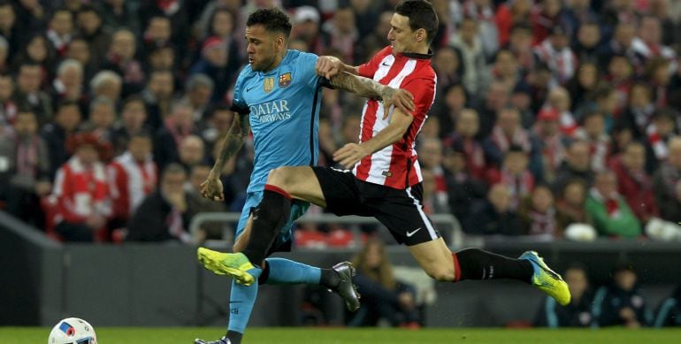 Athletic Bilbao&#039;s Aritz Aduriz (R) and Barcelona&#039;s Daniel Alves da Silva in action