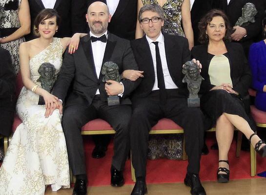 La actriz Natalia de Molina, el actor Javier Cámara, el director David Trueba y la productora Cristina Huete, triunfadores de la noche con su película &#039;Vivir es facil con los ojos cerrados&#039;